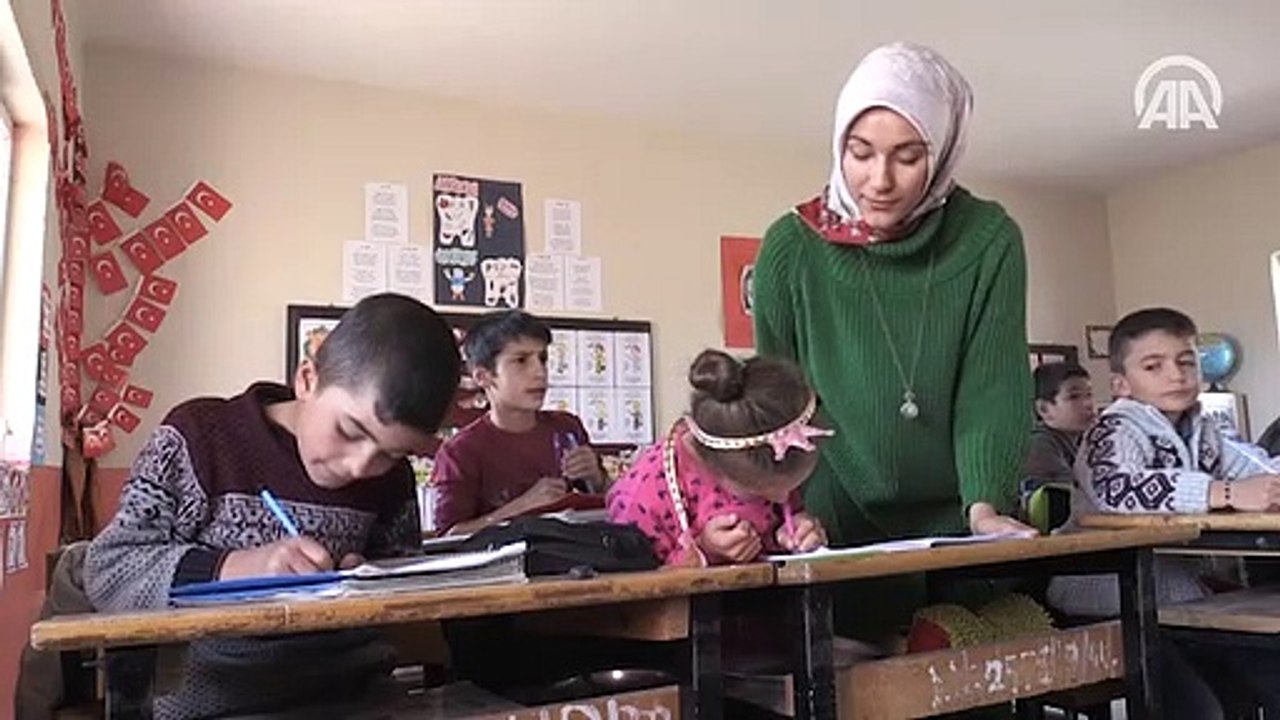 Nur Banu öğretmen köylünün gönlünde taht kurdu