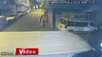 Marketin sahibini kovalayıp soyguna devam ettiler
