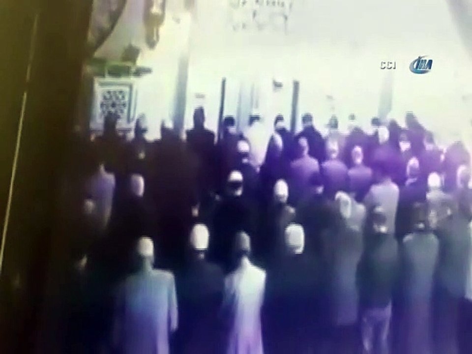 İmamın namazda bıçaklandığı anlar kamerada
