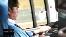 Yolcuların can güvenliği bu adama emanet... Otobüs şoförünün bir elinde telefon, diğer elinde çekirdek
