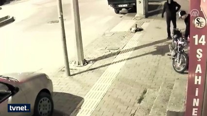 Motosikleti çalamayınca arkadaşı yardıma koştu!