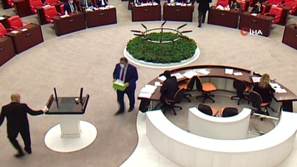 CHP Niğde Milletvekili Gürer yanında getirdiği bakliyatı döktü