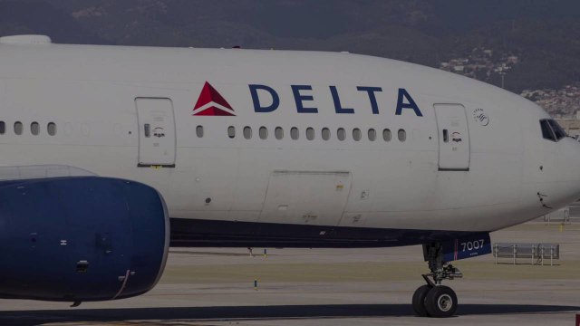 'Goofy' Dad Goes Viral on TikTok After Buying a Pair of Delta Seats and Recreating the Flight Experience at Home