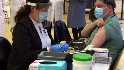 캐나다도 코로나 백신 접종 개시...의료진에 첫 투여 / YTN