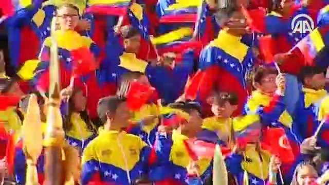 Maduro, rüzgardan yere düşen Türk bayrağını kaldırdı