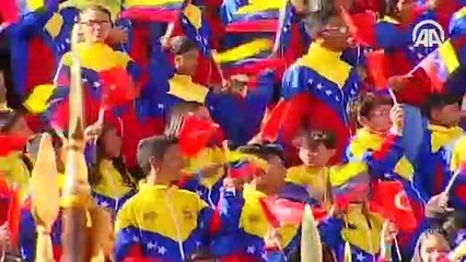 Maduro, rüzgardan yere düşen Türk bayrağını kaldırdı