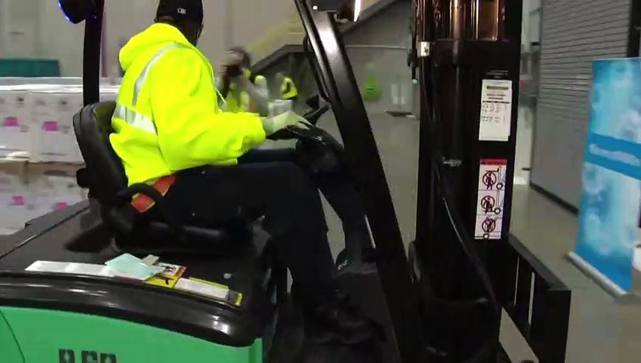 EEUU inicia vacunación contra covid-19, mientras Francia lanza test masivos