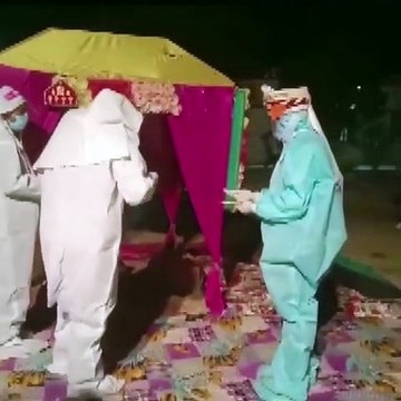 शादी वाले दिन ही दुल्हन की रिपोर्ट पॉजिटिव आई, कोविड केयर सेंटर में मंडप सजाया, पीपीई किट पहनकर लिए सात फेरे