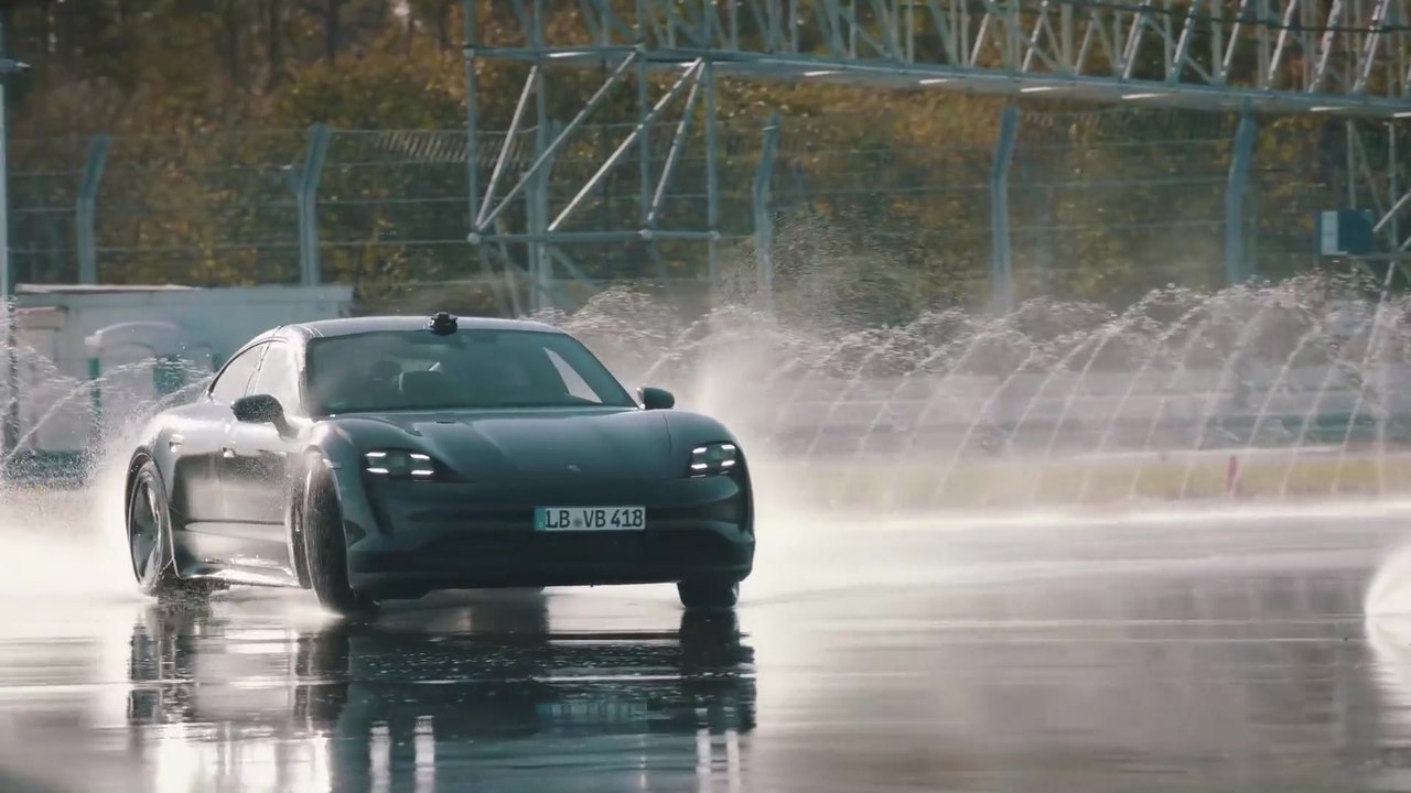 Porsche Taycan driftet ins Guinness World Records Buch