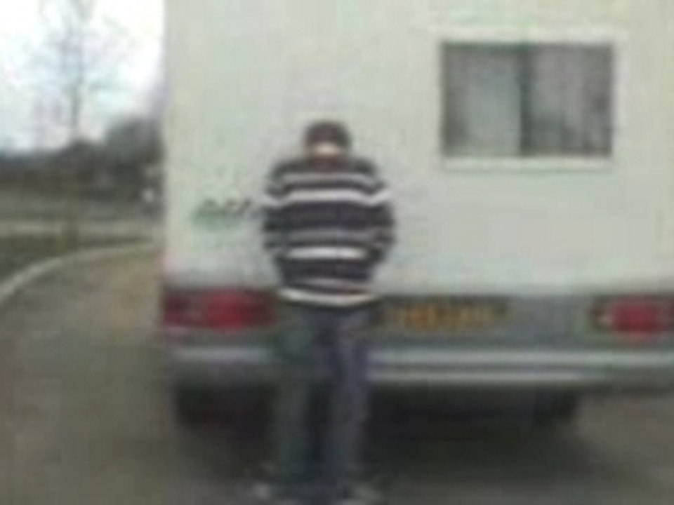 pipi sur caravane