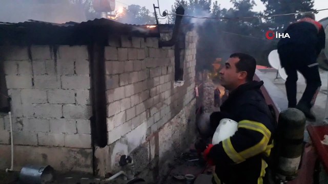 Yaşlı adam evinin yanışını çaresizce izledi