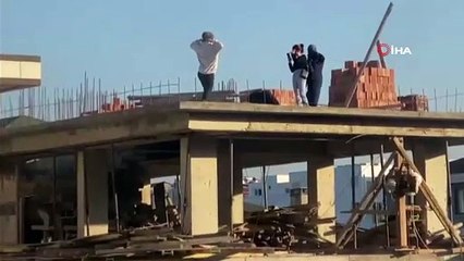 Gençlerin çatıda fotoğraf aşkı yürekleri ağza getirdi