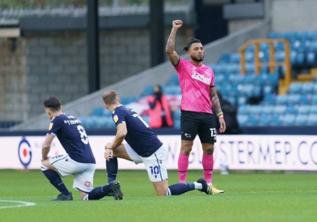 “Black Lives Matter” : des footballeurs anglais hués par leurs supporters pour avoir mis un genou à terre