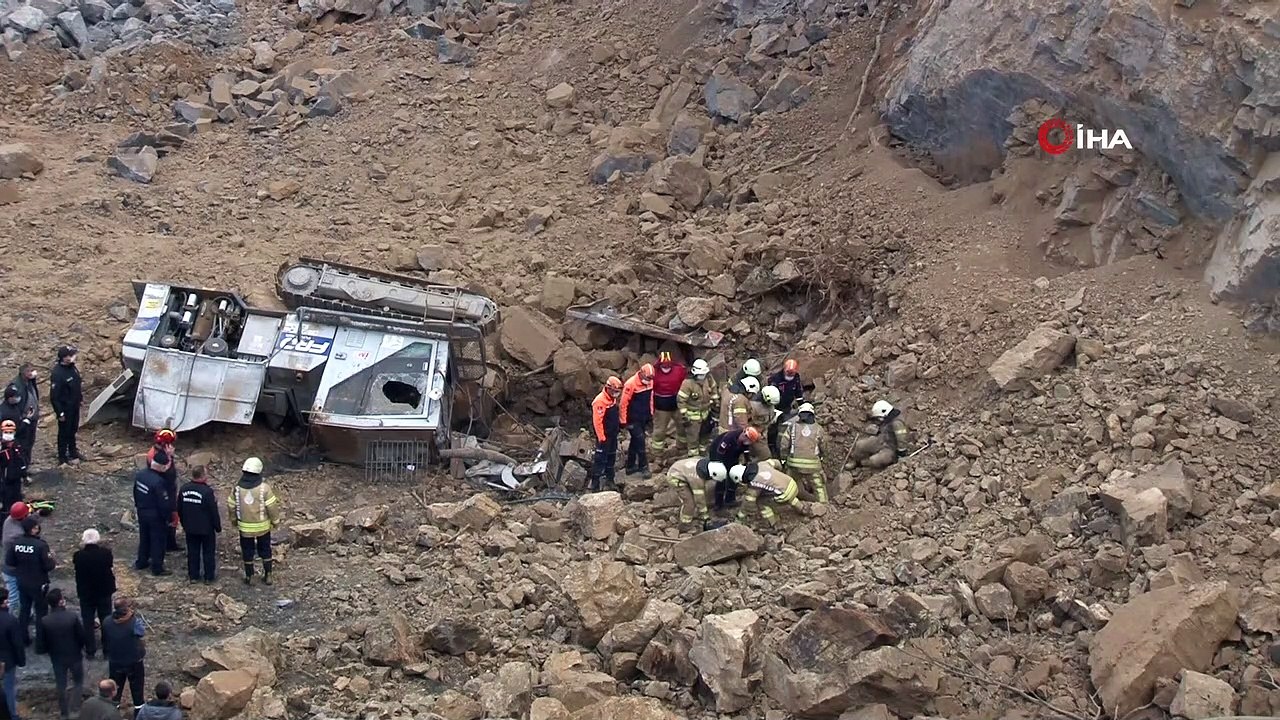 Arnavutköy'de taş ocağından göçük meydana geldi. Göçük ve zeminde oluşan kayma nedeniyle taş ocağında bulunan bir iş makinesi de devrildi. Olayda bir işçi ağır yaralanırken, bir işçi ise göçük altında kaldı.