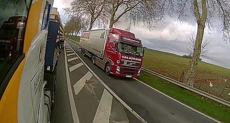 Скачать видео: Un camion roule à contresens pour doubler un autre camion