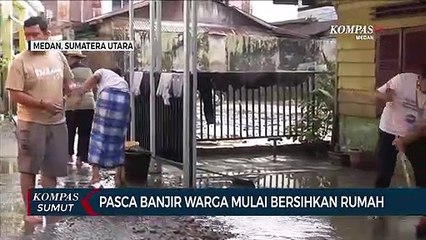 Warga Bersihkan Rumah yang Terdampak Banjir