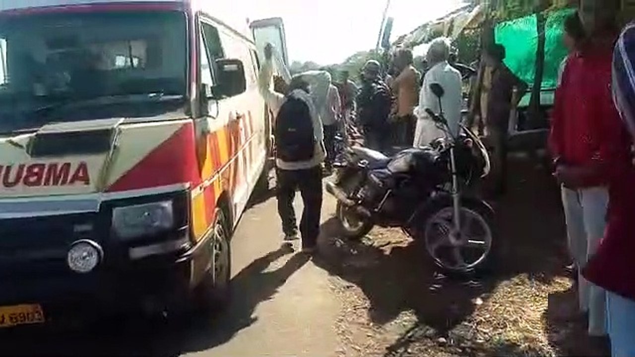 ट्रैक्टर को बचाने के चक्कर में बाइक सवार गिरा, खंती में बाइक सवार गंभीर रूप से घायल