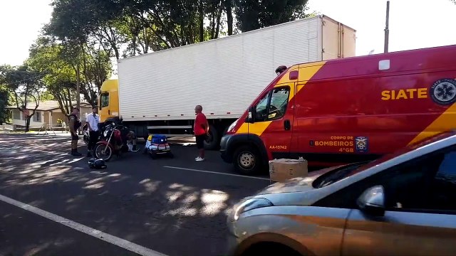 Ao desviar de automóvel, motociclista sofre queda na Rua Machado de Assis