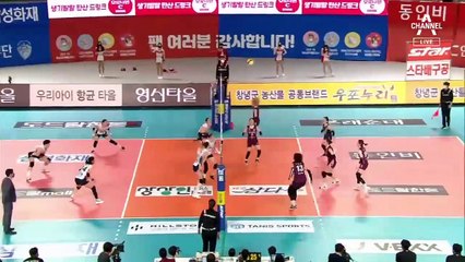 예상치 못한 감독 말에…작전타임 도중 터진 웃음보