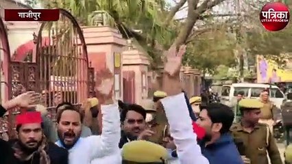 डीएम कार्यालय पर प्रदर्शन कर रहे सपाइयों और पुलिस के बीच रस्सा-कस्सी