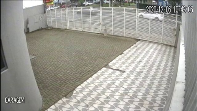 Acidente com sete veículos: Vídeo flagra Volvo capotando sobre veículos estacionados