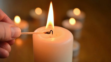 Cuidado al prender velas teniendo las manos desinfectadas con alcohol