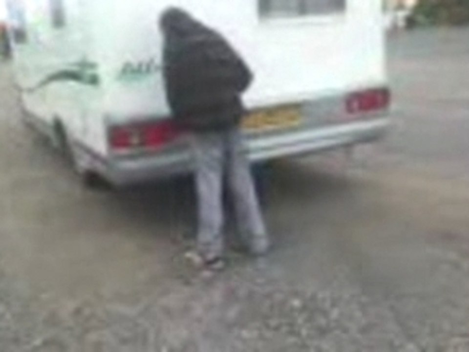 pipi sur caravane 2