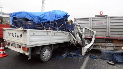 Park halindeki tıra çarptı, kamyonet hurdaya döndü: 1 yaralı