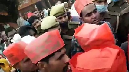 पूर्व विधायक व कार्यकर्ताओं ने सड़क पर उतर कर किया प्रदर्शन, पुलिस ने सभी को किया गिरफ्तार