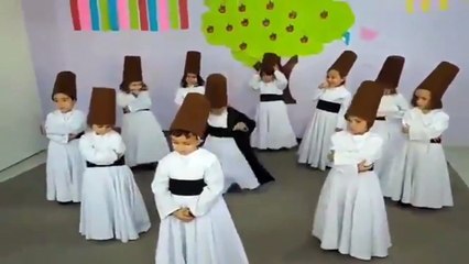 Semazen dönüşünü fazla kaçıran çocuğun o anları güldürdü!