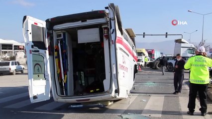 Kazada, ambulansın takla atma anı kameraya yansıdı