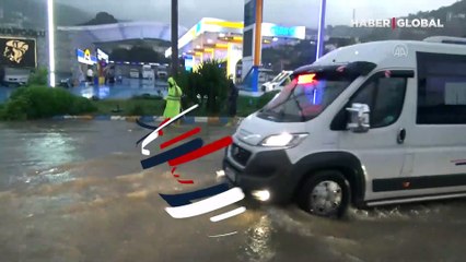 Turizm cenneti Bodrum'u sağanak vurdu