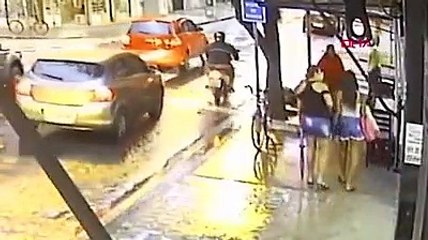 Kızının telefonu çalınan anne, hırsızı şemsiye yardımıyla böyle yakaladı