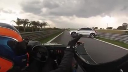 Un automobiliste se trompe de route et se retrouve sur un circuit