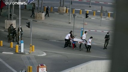 شاهد: مسعفون ينقلون جريحًا فلسطينيًا إلى سيارة إسعاف