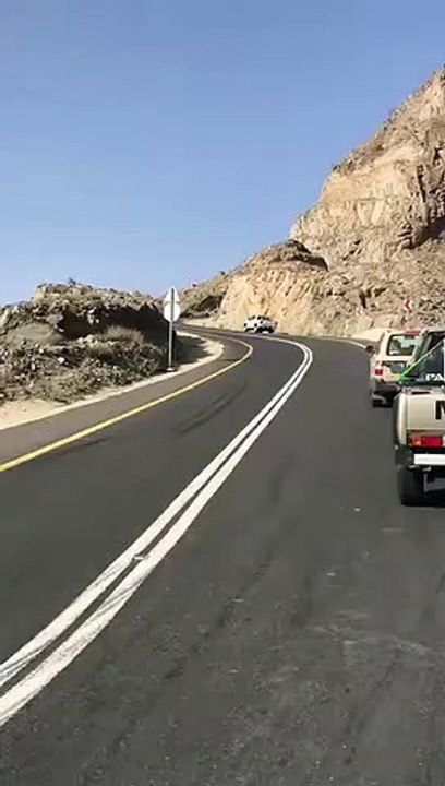 Le chauffeur d'un camion suspendu dans le vide survit par miracle !