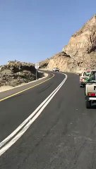 Le chauffeur d'un camion suspendu dans le vide survit par miracle !