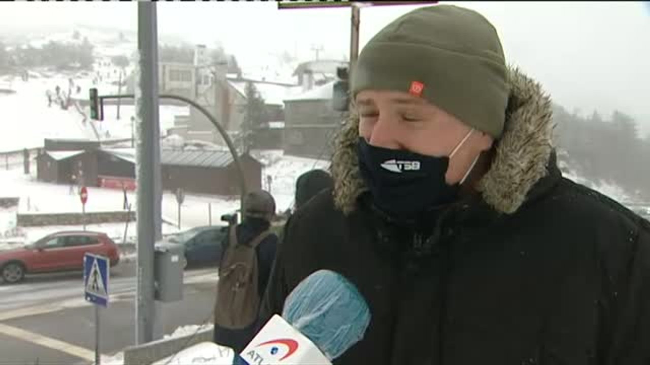 Aglomeraciones y atascos para disfrutar de la nieve en la Sierra de Madrid