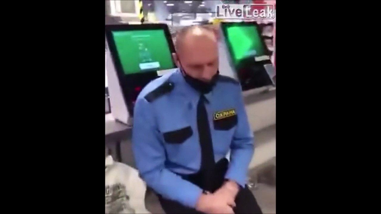 Ils font une bonne blague à un agent de sécurité endormi