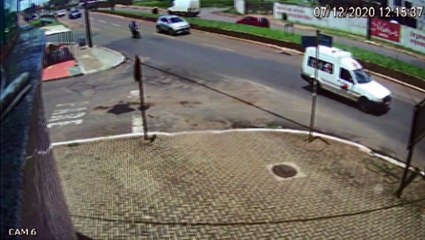 Câmera mostra colisão entre carro e moto na Avenida Carlos Gomes