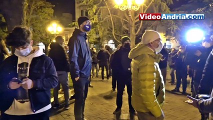 Andria: commercianti protestano sotto Palazzo di città contro nuova zona arancione "noi nuovamente colpiti senza preavviso" - video