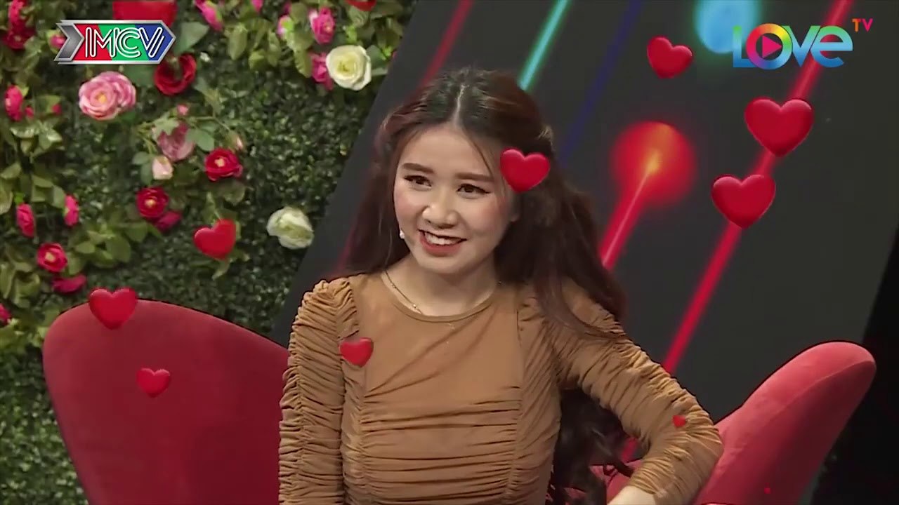 Nàng MỸ NHÂN khiến bạn trai BẤM NÚT HẸN HÒ lia lịa HÔN NHAU CÁI RẸT liền ngay lập tức