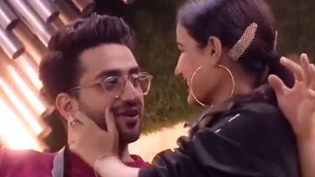 Bigg Boss 14: Jasmin Bhasin ने Vikas Gupta के सामने क़बूला, Aly Goni के लिए कहा ये | FilmiBeat