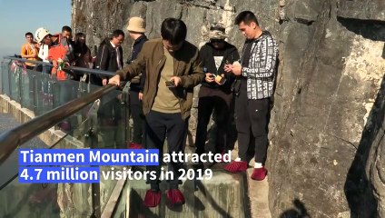 China's 'Spidermen': Litter-picking over the abyss