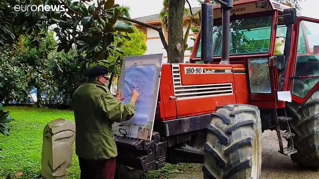 فيديو.. فنان إيطالي يرسم لوحة لوجه بيتهوفن على الأرض باستخدام "جرار"
