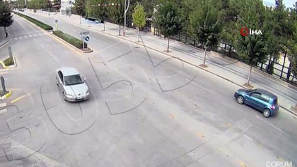 Çorum'da kontrolden çıkan otomobil ağacı devirdi