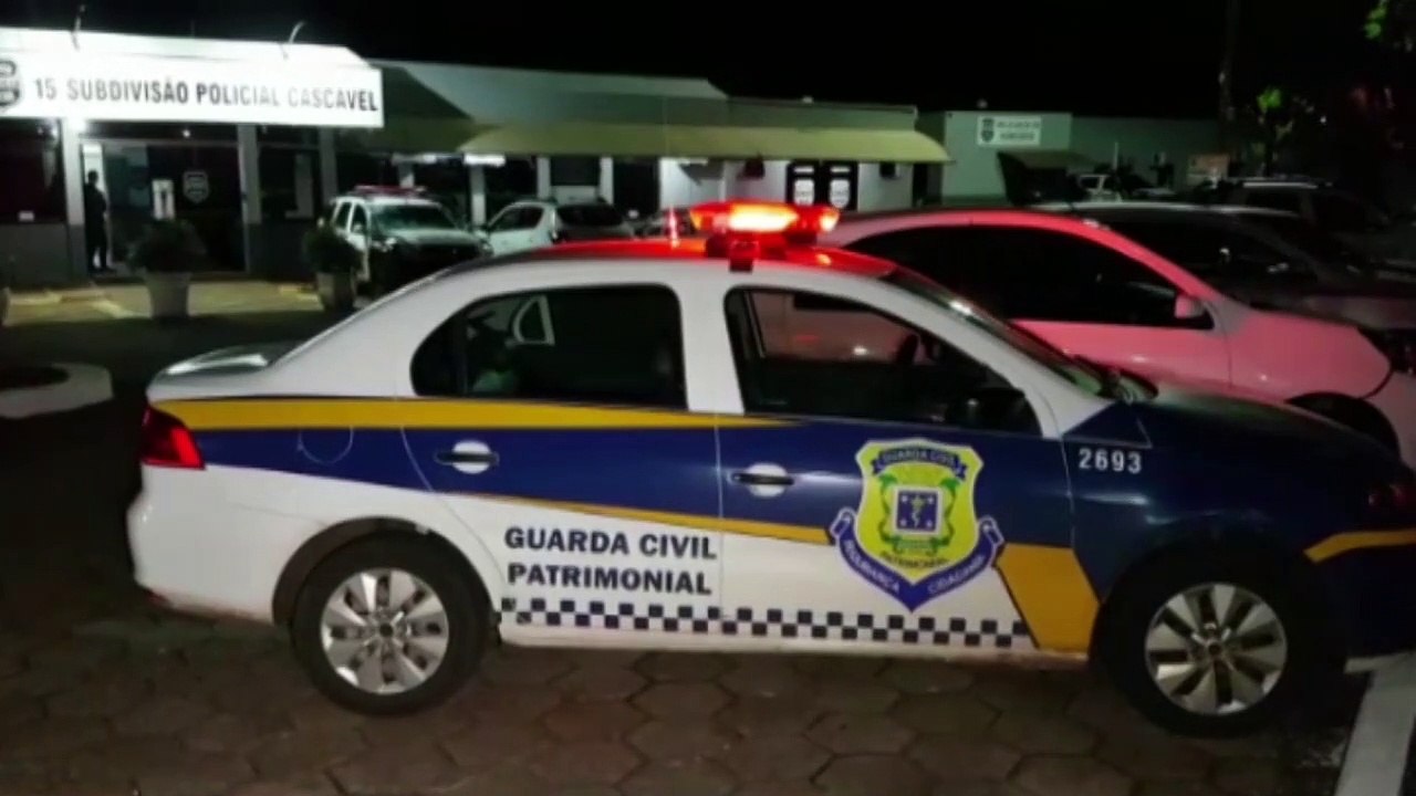 Homem é preso por urinar em passageiro e quebrar porta de vidro no Terminal Rodoviário de Cascavel