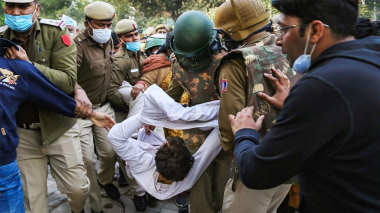 AAP workers clash with DP as they demand Kejriwal's release