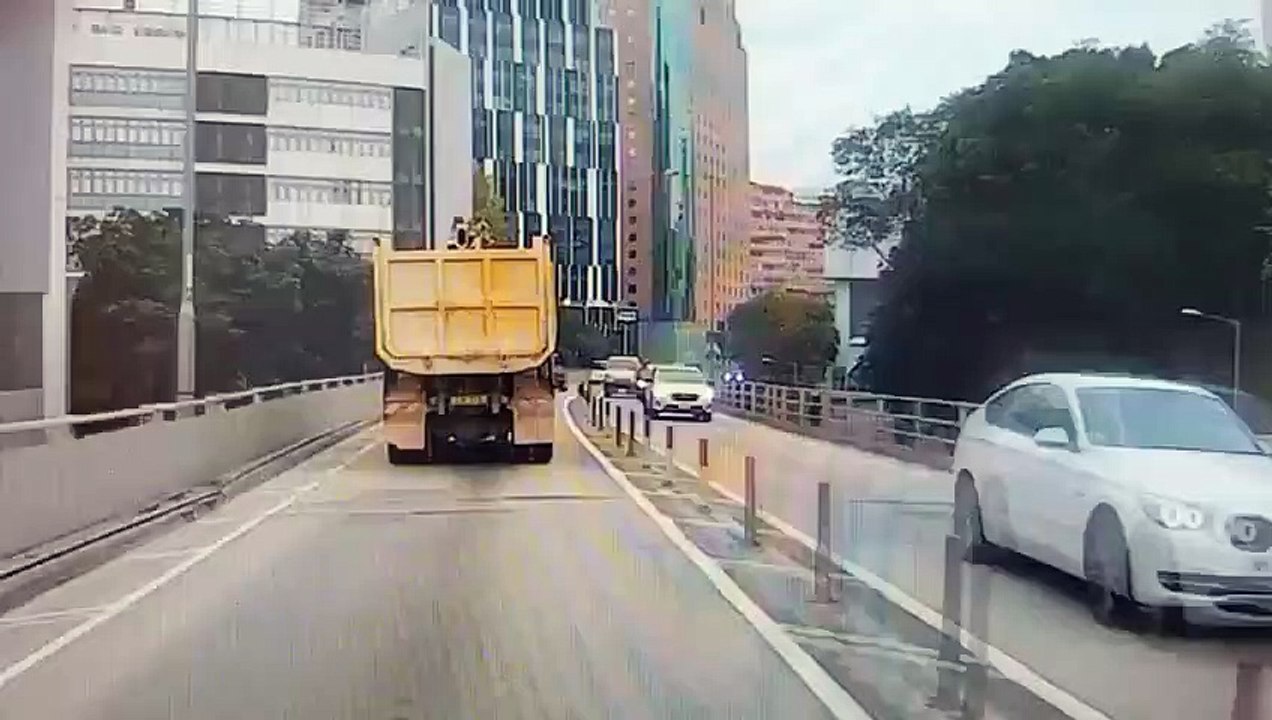 Un pneu s'est détaché de ce camion, roule sur le pont et chute dans le vide