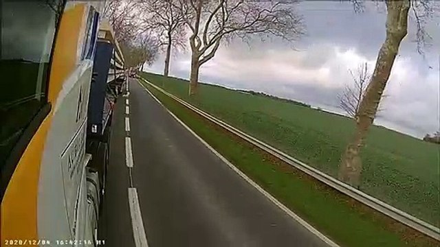 Un camion double un autre camion sur une départementale près d'Avaray, dans le Loir-et-Cher